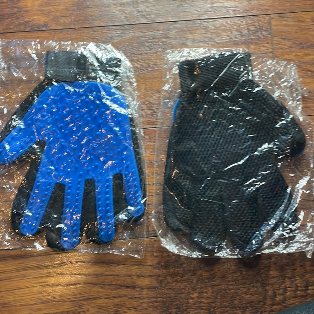 Pet grooming gloves